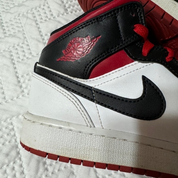 Nike Jordan 1 Mid Red White Black Youth 5.5 Woman 7 Sneakers Running Shoes - Picture 4 of 14